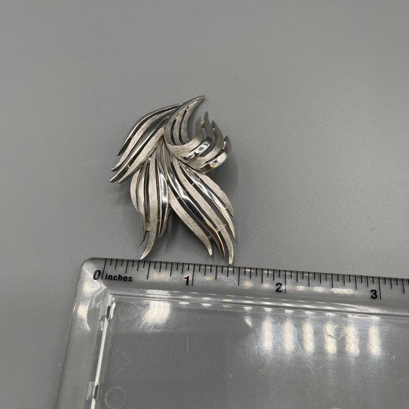 Vintage 1960s Trifari Silver-Tone Flame Brooch‎ | Sculptural Mid-Century Design - Picture 3 of 4